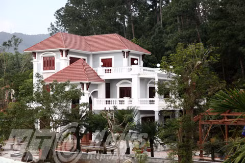 Quyết định xử phạt ông Thạch và ông Quang (về hành vi xây dựng trái phép) nêu rõ hai cá nhân này đã tổ chức thi công công trình nhà ở trên phần đất không được phép xây dựng thuộc dự án khu du lịch nghỉ dưỡng Làng Vân. Theo đó, ông Thạch và ông Quang mỗi người đều bị xử phạt số tiền 22,5 triệu đồng, thời hạn tháo dỡ biệt thự là trong vòng 35 ngày kể từ ngày nhận quyết định. Ngoài ra, ông Quang còn bị phạt tiền 15 triệu đồng về hành vi tự ý chuyển đổi mục đích sử dụng đất rừng đặc dụng, đất rừng phòng hộ, đất rừng sản xuất mà không được cơ quan nhà nước có thẩm quyền cho phép.