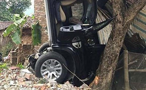 5. Bí thư huyện ủy Hà Quảng lái ô tô gây tai nạn, 3 người chết. Vào khoảng 13h ngày 30/1, trên đường Hồ Chí Minh đoạn qua địa phận xóm Nà Mạ, xã Phù Ngọc, Hà Quảng, Cao Bằng, xe ô tô mang BKS: 11A-018.34 đã va chạm với xe máy mang BKS: 11S1-007.68, do anh Vương Văn Tiến (36 tuổi, ở xã Phù Ngọc, Hà Quảng, Cao Bằng) điều khiển ngược chiều, chở theo bà Nông Thị Điền (62 tuổi) và cháu Vương Gia Khang (1 tuổi).