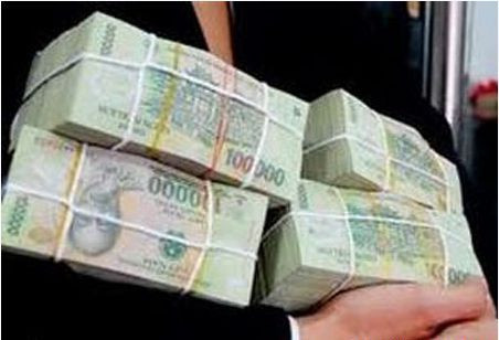 Sáng 30/1, Chi nhánh Agribank Mạc Thị Bưởi (TP HCM) cử Nguyễn Lê Kiều Quang (37 tuổi, ở quận Bình Thạnh, Trưởng phòng giao dịch Hòa Hưng thuộc chi nhánh này) và Hòa đến chi nhánh tiếp nhận 17 tỷ đồng mang về phòng giao dịch Hòa Hưng. Khoảng 8h30, hai người này nhận số tiền, đưa vào xe chuyên dụng do ông Nguyễn Đình Công (51 tuổi, ở quận 2) làm tài xế rồi chở về phòng giao dịch. Dọc đường đi, Quang điều động tài xế lái xe đến một ngân hàng nước ngoài trên đường Hai Bà Trưng. Quang nói với ông Công là mang 17 tỷ đồng đổi thành euro, hẹn lái xe khi nào xong việc gọi đến đón về. Nhưng sau đó, vị trưởng phòng này đã mất hút cùng số tiền trên.