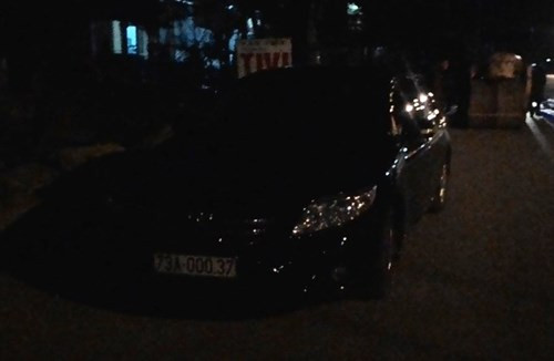 Sau cú va chạm, trong lúc CSGT đang làm nhiệm vụ, một đối tượng nồng nặc mùi rượu tự xưng là thanh tra giao thông xông tới gây cản trở và có những lời lẽ không đúng mực. Khi CSGT kiểm tra giấy tờ thì phát hiện người này điều khiển ô tô khi trong người đang có nồng độ cồn vượt quá quy định. Vị “thanh tra” gây rối tên Nguyễn Đức Việt - hiện làm việc tại Chi Cục quản lý đường bộ II.4 đóng trên địa bàn tỉnh Quảng Bình, sau đó đã bị tạm đình chỉ công tác. Trong ảnh là chiếc ô tô do ông Việt điều khiển hôm xảy ra vụ việc.