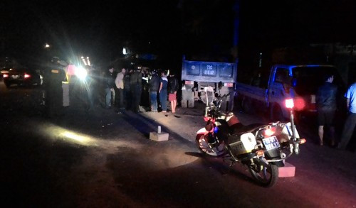 10. Thanh tra giao thông say rượu quấy rối CSGT làm nhiệm vụ. Khoảng 19h10 ngày 2/2 trên địa bàn xã Lộc Ninh (thành phố Đồng Hới, Quảng Bình), lực lượng CSGT thành phố Đồng Hới đang xử lý vụ tai nạn giữa xe máy mang biển kiểm soát 73K3 -5681 va chạm với xe lu khiến người điều khiển xe máy bị thương nặng thì bất ngờ xe tải mang BKS 73C – 01802 từ đâu lao tới, đâm vào đuôi xe của CSGT đỗ bên đường. Cú đâm cực mạnh khiến phần đuôi xe CSGT biến dạng, nghiêm trọng hơn còn cuốn theo một loạt xe máy của người dân đang đậu bên lề đường.