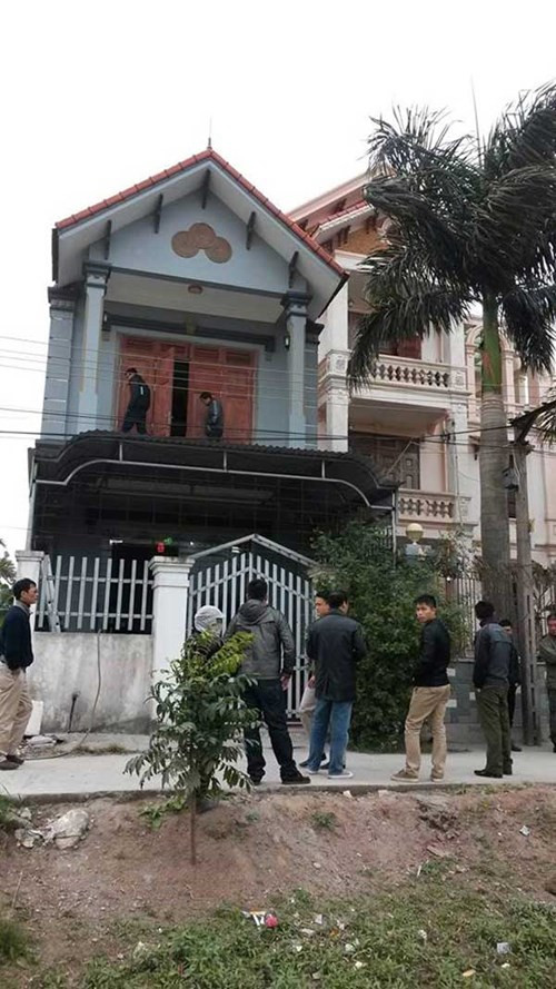 Nạn nhân Long mới tổ chức cưới vợ hôm 30/1 thì đến sáng hôm sau xảy ra vụ việc đau lòng trên.Vợ nạn nhân Long cho biết, sau đêm tân hôn, chị dậy sớm dọn nhà cửa thì nghe tiếng động trên phòng của vợ chồng. Khi chạy lên thì cánh cửa bị khóa trái, chị vội vàng chạy sang nhà người thân kêu cứu. Khi mọi người phá cửa vào thì phát hiện anh Long đã tử vong. Nguyên nhân vụ việc đang được điều tra, làm rõ.