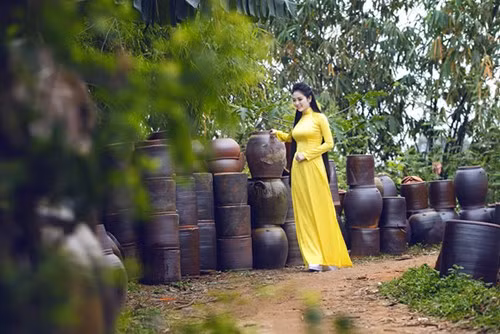 Sau khi cùng với các mạnh thường quân thăm và tặng quà các bệnh nhân tại Viện Huyết học - Truyền máu Trung ương, Hoa hậu Ngọc Anh cũng dành thời gian để đến thăm làng gốm Phù Lãng nổi tiếng.