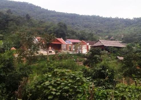 Hồi đầu năm 2015, báo chí cả nước liên tục đưa tin về vụ việc 12 con dê giống dành để hỗ trợ người nghèo được đưa vào trang trại của ông Đỗ Minh Quý, Bí thư huyện ủy huyện Thạch Thành (Thanh Hóa). Điều đáng nói là hơn nửa năm sau vụ việc này mới được phát hiện ra. Không những nhận nhầm dê, ông Quý còn phân phát dê hỗ trợ người nghèo cho 2 người cháu ruột của mình. Trong ảnh là trang trại của gia đình ông Đỗ Minh Quý.