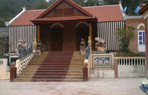 Một góc khang trang bên trong trang trại của ông Quý. Theo quan sát, trang trại của ông Quý có tới 3 dãy nhà xây lát gạch, lợp ngói tươm tất.