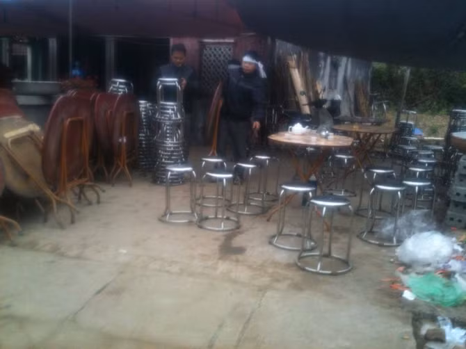 Không chỉ vậy, nghịch tử này còn đánh liên tiếp vào thái dương và đập liên tiếp vào đầu của bà Q. khiến nạn nhân gục ngã. Mặc dù được người dân xung quanh đưa đi bệnh viện cấp cứu nhưng do vết thương quá nặng, đến ngày 2/2 bà Q., đã tử vong. Còn đối tượng Thùy sau khi đánh mẹ đã bỏ trốn, khi nghe tin mẹ chết, hắn đã đến Công an huyện Sơn Động đầu thú.