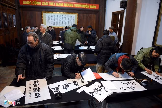 3. Nhiều ông đồ quay cóp, giở từ điển, thi trượt trong kỳ thi sát hạch ông đồ ở Hà Nội. Sáng 5/2, hơn 90 ông đồ đã tham gia kỳ thi sát hạch chữ viết lần 2 do Trung tâm Hoạt động văn hóa khoa học Văn Miếu - Quốc Tử Giám tổ chức. Cuộc thi nhằm chọn ra những ông đồ "xịn" viết chữ đúng, đẹp để được phép hành nghề tại Hồ Văn dịp Tết Nguyên đán sắp tới.