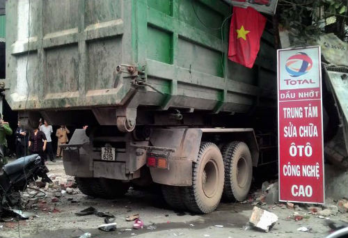 Vụ va chạm khiến 6 người bị thương nặng trong đó có 2 trẻ em. Theo thông tin ban đầu, do chiếc xe rác bị mất phanh nên lái xe buộc phải xử lý đâm vào xưởng sửa chữa ô tô Đông Dương gây hư hỏng nặng phần mặt tiền của gara này.