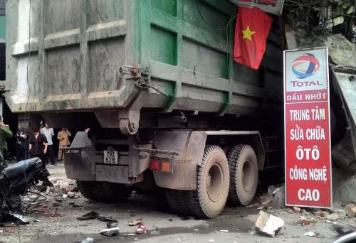 Vụ va chạm khiến 6 người bị thương nặng trong đó có 2 trẻ em. Theo thông tin ban đầu, do chiếc xe rác bị mất phanh nên lái xe buộc phải xử lý đâm vào xưởng sửa chữa ô tô Đông Dương gây hư hỏng nặng phần mặt tiền của gara này.