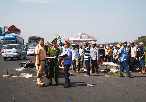 12h45 ngày 24/2 (tức mùng 6 Tết), anh Nguyễn Thanh Triều (32 tuổi) cùng anh Trần Văn Lý (43 tuổi) cùng đi xe máy trên Quốc lộ 1A đoạn qua xã Bình An, huyện Thăng Bình (Quảng Nam) thì bất ngờ lao đầu vào xe khách chạy ngược chiều. Cú tông trực diện khiến anh Triều và anh Hải ngã văng xuống đường, tử vong tại chỗ. Ô tô tiếp tục lao đi một đoạn khoảng gần 200m mới dừng lại, tài xế nhanh chóng rời khỏi hiện trường để lánh mặt.