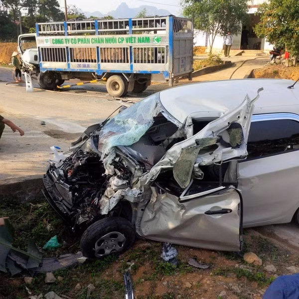 Vào chiều 24/2 (mùng 6 Tết), một vụ tai nạn nghiêm trọng đã xảy ra trên quốc lộ 21 khi chiếc Kia Morning 4 chỗ mang BKS 29D đâm trực diện vào xe tải mang BKS 29C-38688 của Công ty CP chăn nuôi CP Việt Nam đi ngược chiều. Sau va chạm, chiếc xe 4 chỗ lao sang lề đường, đầu xe nát bét, biến dạng kinh hoàng.