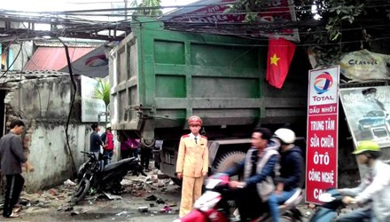 Vào khoảng 16h20 ngày 22/2 (tức mùng 4 Tết) tại đoạn đường đê Nguyễn Khoái xuống dốc Đoàn Kết (phường Vĩnh Hưng – Hoàng Mai – Hà Nội), một xe tải chở rác của Công ty Môi trường Thăng Long mang biển kiểm soát 29X-6315 chạy hướng từ đường Lĩnh Nam vào đường Vĩnh Hưng, ngang qua số nhà 450 đường Vĩnh Hưng thì bất ngờ lao sang bên trái, tông vào hai xe máy. Sau đó, xe rác đâm tiếp vào tường của một xưởng sửa chữa ô tô Đông Dương bên cạnh đường rồi dừng lại.