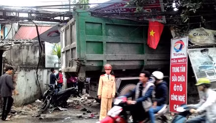 Vào khoảng 16h20 ngày 22/2 (tức mùng 4 Tết) tại đoạn đường đê Nguyễn Khoái xuống dốc Đoàn Kết (phường Vĩnh Hưng – Hoàng Mai – Hà Nội), một xe tải chở rác của Công ty Môi trường Thăng Long mang biển kiểm soát 29X-6315 chạy hướng từ đường Lĩnh Nam vào đường Vĩnh Hưng, ngang qua số nhà 450 đường Vĩnh Hưng thì bất ngờ lao sang bên trái, tông vào hai xe máy. Sau đó, xe rác đâm tiếp vào tường của một xưởng sửa chữa ô tô Đông Dương bên cạnh đường rồi dừng lại.