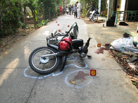 Khoảng 20h tối 16/2 (tức 28 Tết), trên tuyến tỉnh lộ ĐT-850 thuộc địa phận ấp 2, xã Mỹ Long, huyện Cao Lãnh, Đồng Tháp xảy ra vụ tai nạn giao thông nghiêm trọng giữa 2 xe mô tô biển số 66H7-8407 (do Mai Văn Quí, SN 1986, ngụ huyện Cao Lãnh điều khiển) và xe biển số 64H8-0018 (do Nguyễn Minh Vương, SN 1998, ngụ huyện Tháp Mười điều khiển chiều ngược lại). Vụ tai nạn đã làm Quí và Vương tử vong tại chỗ.