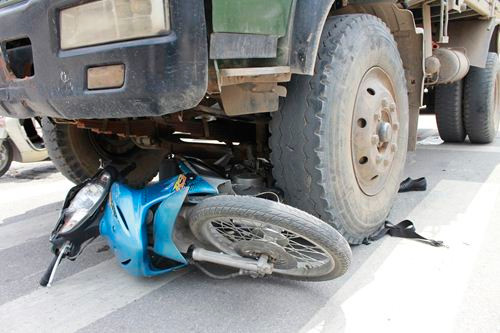 Chiều 18/2 (29 Tết), tại địa bàn xã Nhân Khang (huyện Lý Nhân) xảy ra một vụ tai nạn nghiêm trọng khiến một người chết ngay tại chỗ, một người trong tình trạng nguy kịch. Vụ tai nạn xảy ra khi hai người điều khiển xe máy đâm phải một chiếc xe tải (công an đang điều tra biển số) tại địa điểm nằm cách thị trấn Vĩnh Trụ (huyện Lý Nhân) vài km. Hai nạn nhân đều là người dân địa phương, bị thương rất nặng, bệnh viện tuyến tỉnh phải chuyển ra Bệnh viện Việt Đức (Hà Nội) cấp cứu. Nguyên nhân vụ tai nạn đang được Công an huyện Lý Nhân điều tra làm rõ.