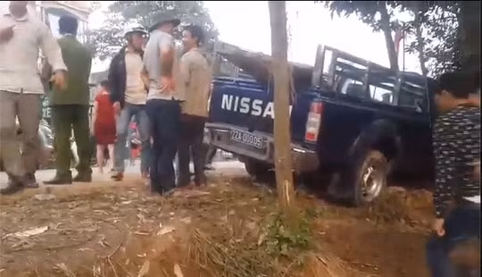 Cụ thể, vào khoảng 15h chiều 22/2, chiếc xe ô tô bán tải nhãn hiệu Nissan mang BKS 22A-000.05 của lực lượng Cảnh sát Trật tự - Cơ động, Công an TP Tuyên Quang lưu thông theo hướng từ huyện Hàm Yên về TP Tuyên Quang, khi đến địa phận làng Mãn 2, xã Thái Hòa (huyện Hàm Yên, tỉnh Tuyên Quang) đã bất ngờ tông vào ông Đinh Văn Tiến ở thôn Mãn 1 và ông Lê Văn Tưa ở thôn Mãn 2 (xã Thái Hòa), đang đi bộ bên đường. Vụ tai nạn đã khiến khiến 1 người tử vong tại chỗ, 1 người bị văng xuống ruộng và tử vong sau đó. 