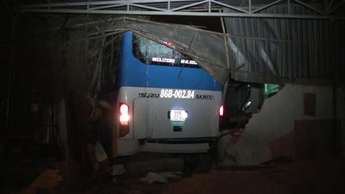 Chiếc còn lại bay thẳng vào nhà dân bên đường...