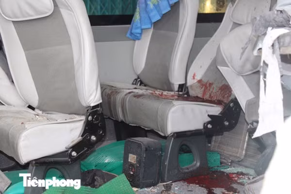 Bên trong xe gặp nạn.