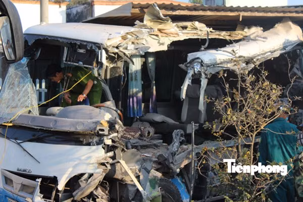 ... phần đầu cũng hư hỏng nặng.