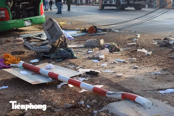 Đống đổ nát sau khi 2 xe gặp nạn.