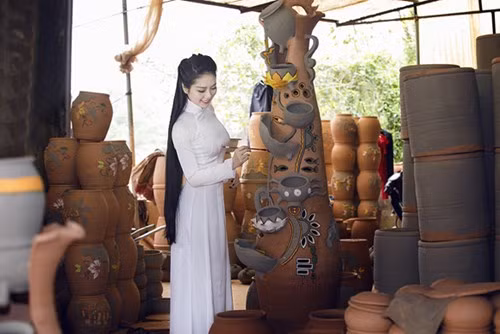 Điều này mang lại cho Ngọc Anh nhiều điều thú vị và cô càng thêm khâm phục bàn tay tài hoa của những nghệ nhân làng gốm.