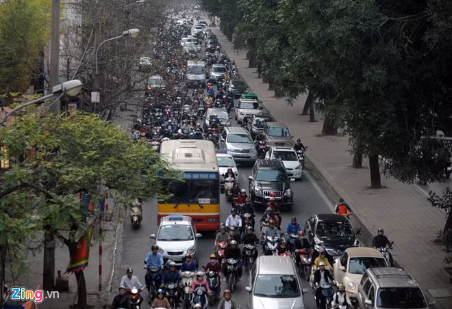 Phía gầm cầu vượt Láng Hạ, giao thông trên đường Láng hướng từ ngã 3 Thái Thịnh tới Láng Hạ cũng rơi vào tình trạng ùn ứ.