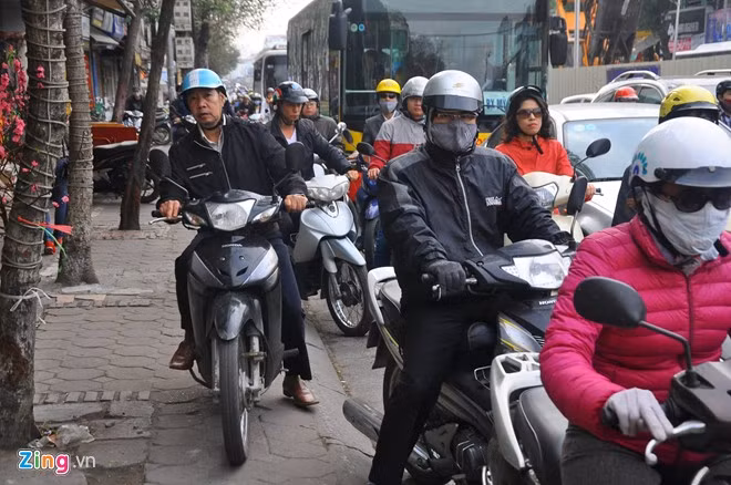 Đường Phạm Văn Đồng cũng xảy ra ùn tắc cục bộ vào giờ cao điểm sáng nay, đặc biệt khi xe khách giường nằm, xe buýt di chuyển qua các nút giao Trần Quốc Hoàn – Phạm Văn Đồng. Đội CSGT số 6 cho biết, đơn vị đã tăng cường mỗi chốt 2 cảnh sát phân luồng ở khu vực này.