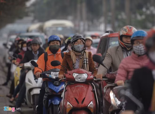 Do nắm được tình hình giao thông sẽ tăng đột biến ngay trong ngày đầu tiên nên tại các điểm đen ùn tắc, lực lượng cảnh sát giao thông đã ra quân từ sớm để chốt chặn, nhờ đó tình trạng ùn tắc cũng đã được giảm dần. Ngã tư Trần Duy Hưng - Hoàng Minh Giám khá đông nhưng các phương tiện vẫn có thể di chuyển qua nút sau 1-2 nhịp đèn đỏ.