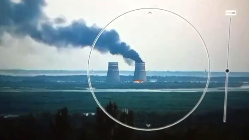 Ngày 17/8, phóng viên truyền thông Nga tiết lộ tin sốc: Quân đội Ukraine có thể tấn công Nhà máy điện hạt nhân Kursk. Tin tức này chắc chắn làm tăng thêm sự bất ổn cho tình hình chiến tranh vốn đã căng thẳng. Phóng viên chiến trường Nga Khairulin dẫn nguồn tin tiết lộ, Quân đội Ukraine đang âm mưu cho nổ một “quả bom bẩn” nhắm vào khu vực trữ nhiên liệu đã qua sử dụng của nhà máy điện hạt nhân. Ảnh: Ukraine.ru.