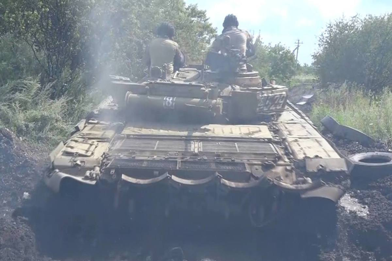 Để củng cố khu vực do Kursk kiểm soát, Quân đội Ukraine đã không ngần ngại huy động quân tiếp viện từ chiến trường Donbas. Tuy nhiên, động thái này đã gây lo ngại cho giới quan sát phương Tây. Mark Getlin, cựu chỉ huy lực lượng Mỹ ở châu Âu, thẳng thừng chỉ ra rằng nếu Ukraine không rút quân khỏi khu vực Kursk, nước này có thể mất khu vực Donbas. Ảnh: Bộ Quốc phòng Nga.