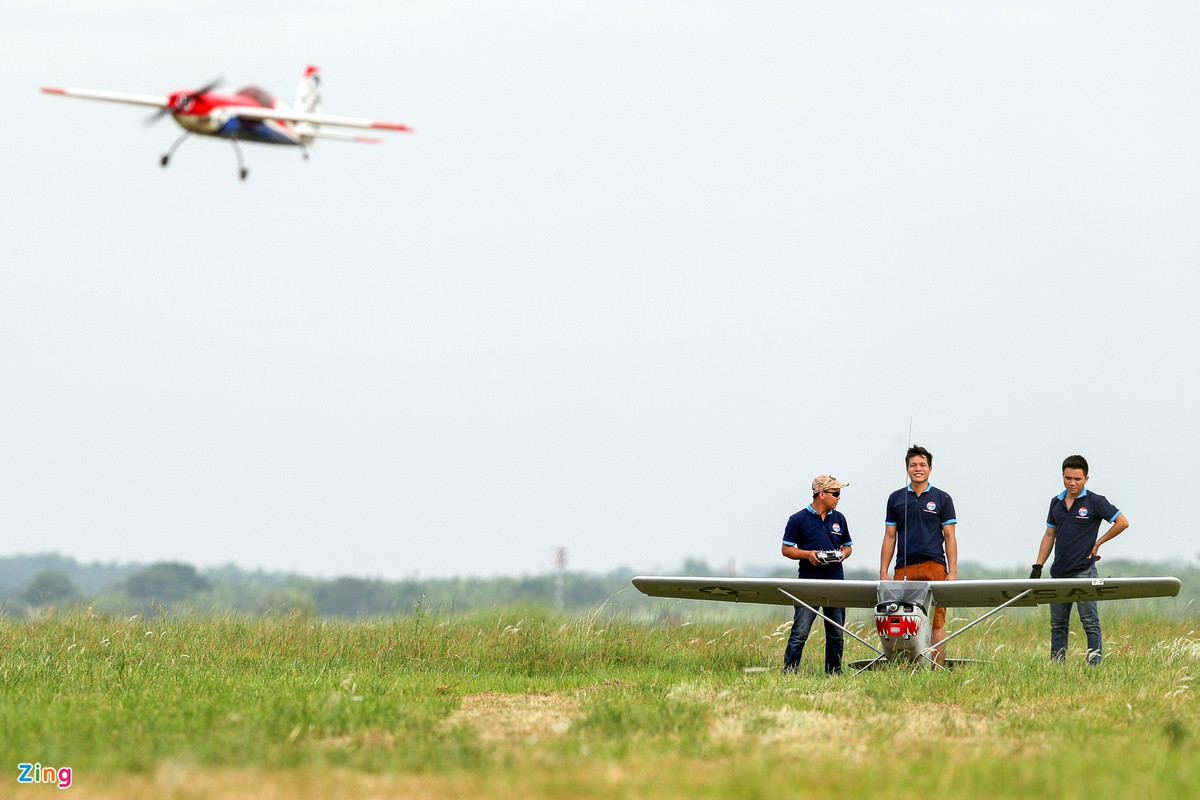 Dù đã xuất hiện từ lâu nhưng vài năm gần đây, thú chơi máy bay mô hình khổng lồ dần phát triển mạnh và thu hút sự quan tâm của nhiều người chơi tại Hà Nội.