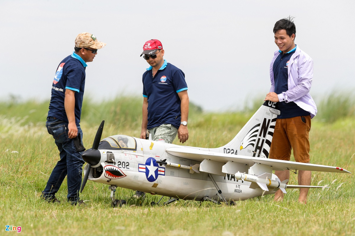 Anh Nguyễn Đình Thọ (Xuân Phương, Hà Nội) một người chơi máy bay mô hình lâu năm chia sẻ biết đến thú chơi mô hình máy bay này từ năm 6 tuổi và đến nay nó đã trở thành đam mê.
