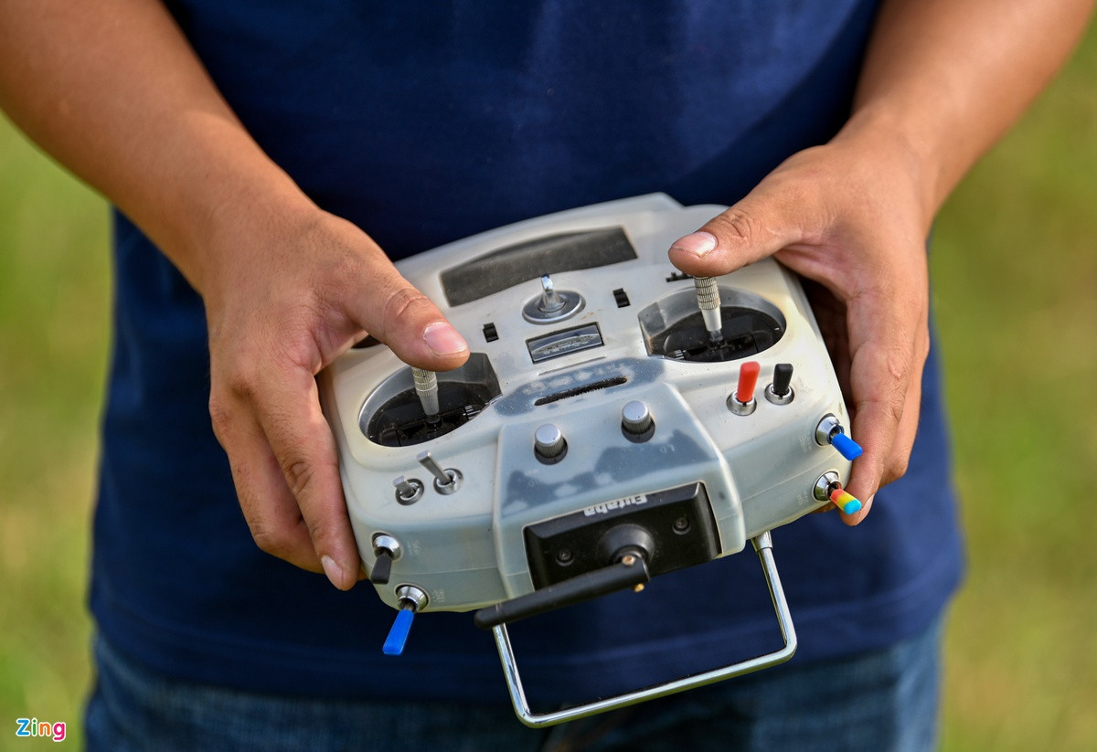 Để có thể điều khiển thành thạo loại máy bay này không hề dễ. Người chơi phải tập luyện trên máy tính các thao tác bay cho thành thạo rồi mới có thể bay thực tế.