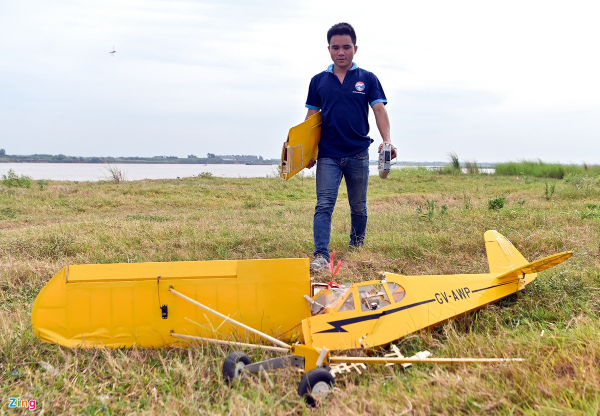 Công đoạn khó nhất là khi cất và hạ cánh. Việc này đòi hỏi người chơi phải có nhiều kinh nghiệm.