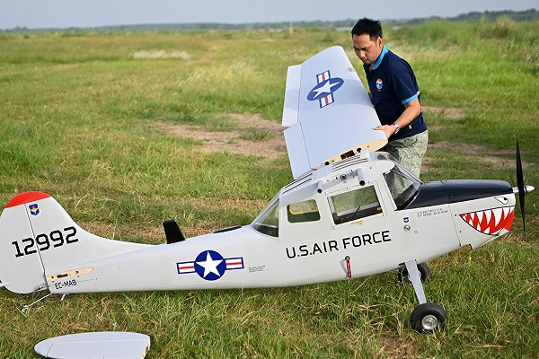 Trước đây, việc chơi máy bay mô hình gặp rất nhiều khó khăn do sự quản lý chặt của cơ quan chức năng. Mỗi năm chỉ có vài dịp, người chơi được phép cất cánh. Nay, sân chơi của CLB Máy bay mô hình Sông Hồng, nơi duy nhất ở Hà Nội được Cục tác chiến - Bộ Quốc phòng cấp phép giúp các "phi công" được giải tỏa niềm đam mê.