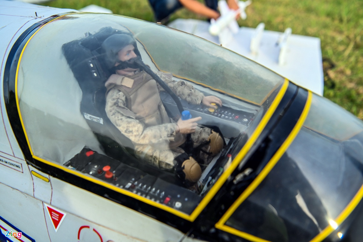 "Kỹ thuật chế tạo các máy bay lớn đòi hỏi độ chính xác phải cao, ngoài việc đảm bảo máy bay phải nhẹ thì phải cứng chắc hơn. Bên cạnh các yếu tố kỹ thuật, thú chơi cũng yêu cầu tính thẩm mỹ rất cao, máy bay càng có nhiều chi tiết giống thật thì càng khẳng định sự công phu của người chế tạo", anh Thọ chia sẻ.