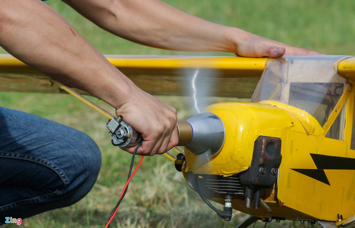 Hiện trên thị trường có hai loại động cơ chính cho máy bay mô hình. Đó là loại động cơ nổ và động cơ điện. Loại động cơ điện dễ lắp đặt, điều khiển và chi phí thấp nhưng không mang lại cảm giác phấn khích bằng động cơ máy nổ.