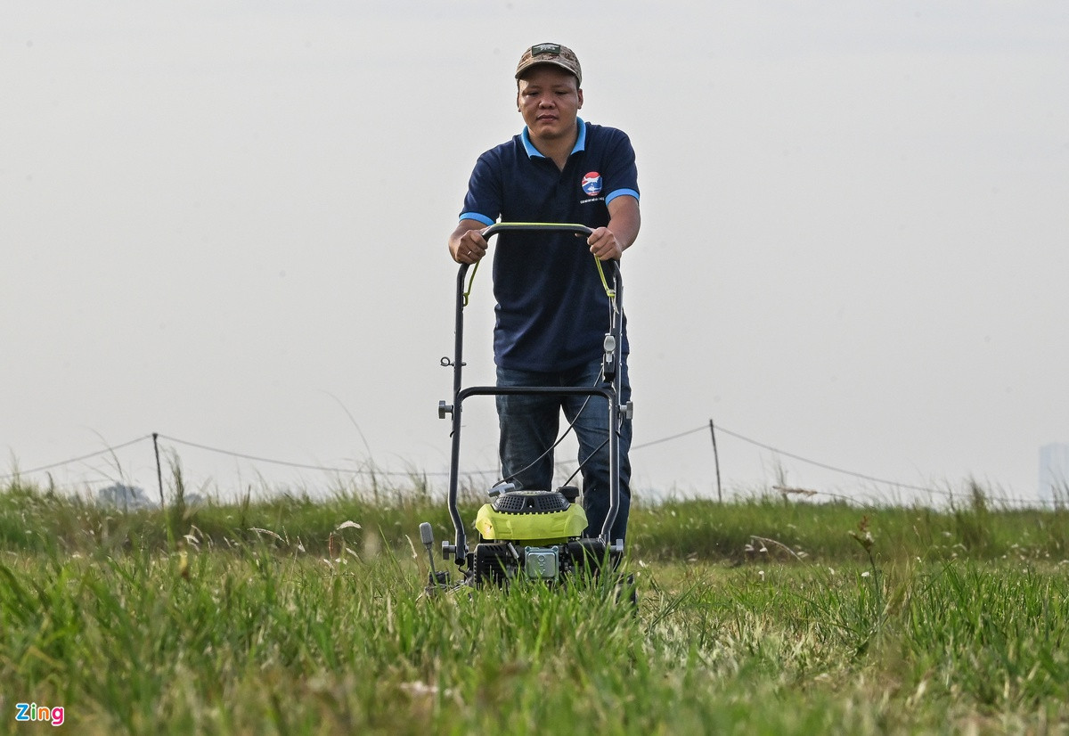 Để chuẩn bị cho một buổi bay an toàn, các thành viên câu lạc bộ phải có mặt từ rất sớm. Trước khi nắng lên, họ đến kiểm tra chất lượng sân bãi, điều kiện thời tiết và dọn cỏ làm đường cất hạ cánh.