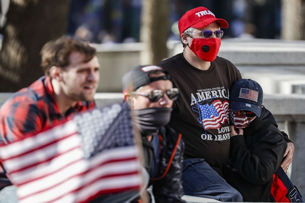 Những người ủng hộ Tổng thống Mỹ Donald Trump tham gia tuần hành tại Madison, Wisconsin, Mỹ, ngày 7/11/2020. Ảnh: THX/ TTXVN.
