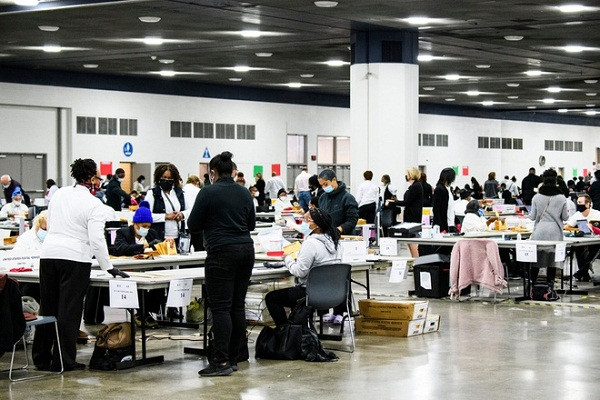 Ky luc 98 trieu nguoi My bo phieu truoc ngay bau cu