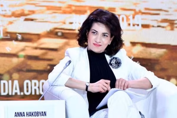 Dieu it biet ve nguoi vo xinh dep cua Thu tuong Armenia-Hinh-6