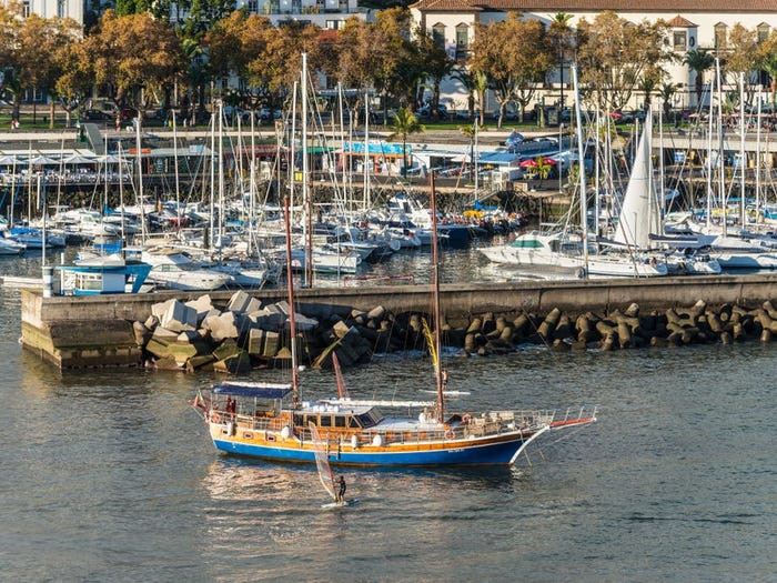 Lướt ván buồm là môn thể thao phổ biến ở đây...