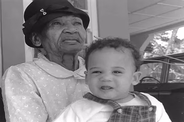 Kamala Harris được bà cố Iris Finegan bế tại Jamaica. Ảnh: AP.