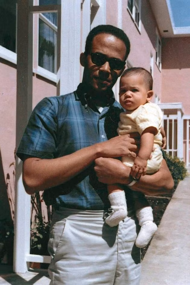 Ông Donald Harris bế con gái, Kamala Harris, hồi tháng 4/1965. Ảnh: AP.