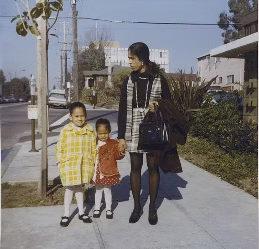 Bà Shyamala và hai con gái tại California, Mỹ. Ảnh: AP.