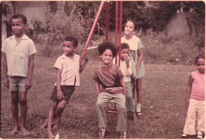 Bức ảnh này chụp bà Kamala Harris hồi nhỏ cùng em gái chơi đùa với các bạn tại Jamaica. Ảnh: LAT.