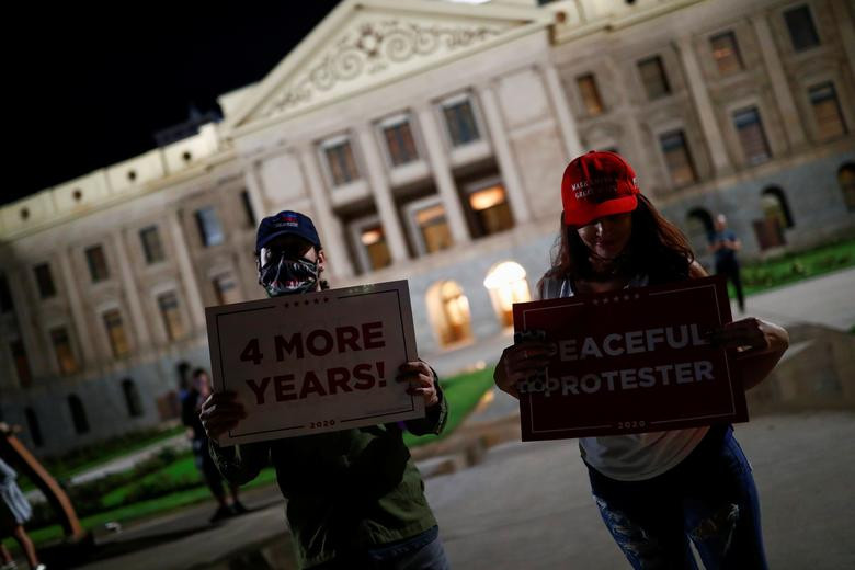 Tại trung tâm thành phố Phoenix, bang Arizona, đông đảo người xuống đường bày tỏ sự ủng hộ với Tổng thống Trump.