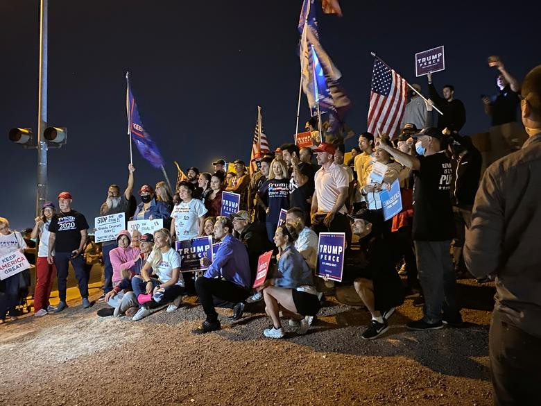 Trong khi đó, những người ủng hộ đương kim tổng thống nhấn mạnh cáo buộc của ông Trump về việc gian lận lá phiếu vắng mặt.