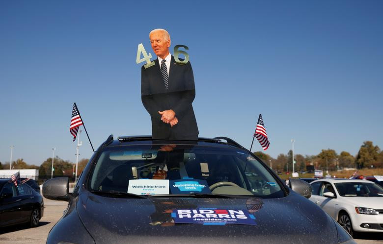 "Không giống như ông Trump, chúng ta sẽ không đầu hàng trước virus này", ứng viên tổng thống của Đảng Dân chủ nói tại cuộc vận động ở St. Paul, Minnesota. Trong sự kiện này, người ủng hộ ông Biden ngồi trên ô tô tại Des Moines, bang Iowa, để giữ khoảng cách phòng COVID-19.