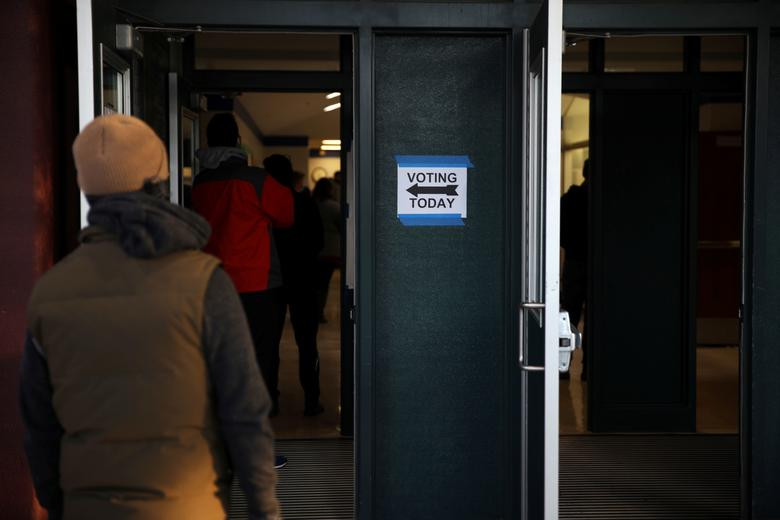 Cảnh xếp hàng chờ bỏ phiếu ở Columbus, Ohio.